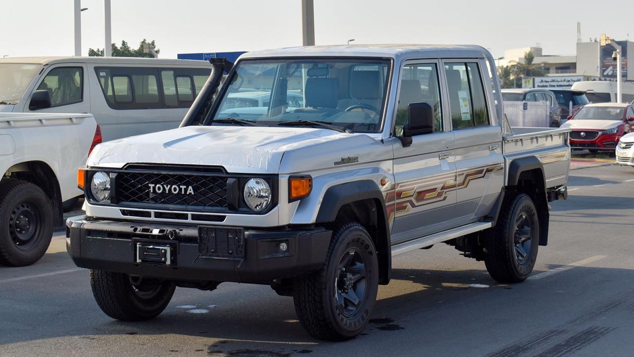 TOYOTA LAND CRUISER 79 DC 4.5L DSL V8 GCC SILVER