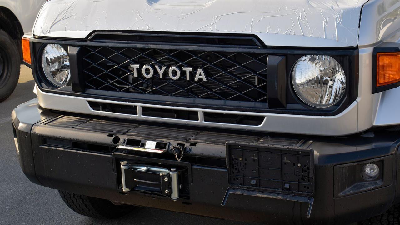 TOYOTA LAND CRUISER 79 DC 4.5L DSL V8 GCC SILVER