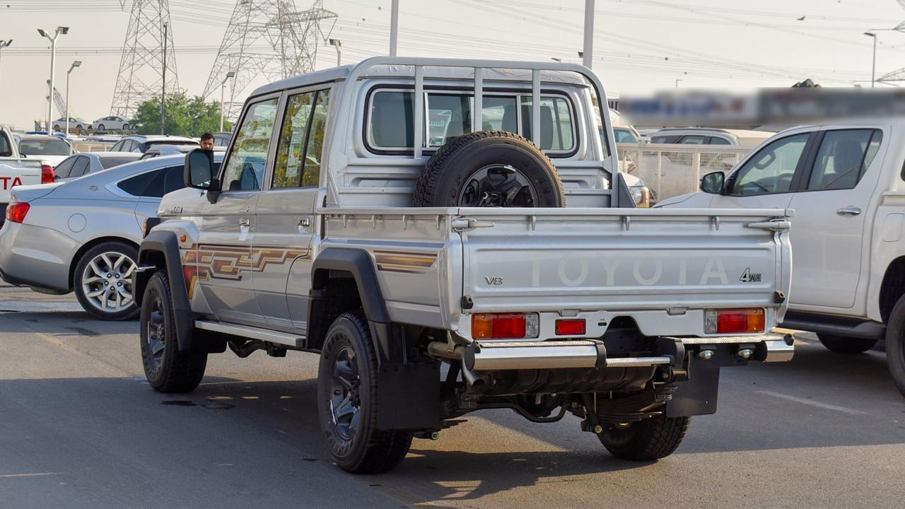 TOYOTA LAND CRUISER 79 DC 4.5L DSL V8 GCC SILVER
