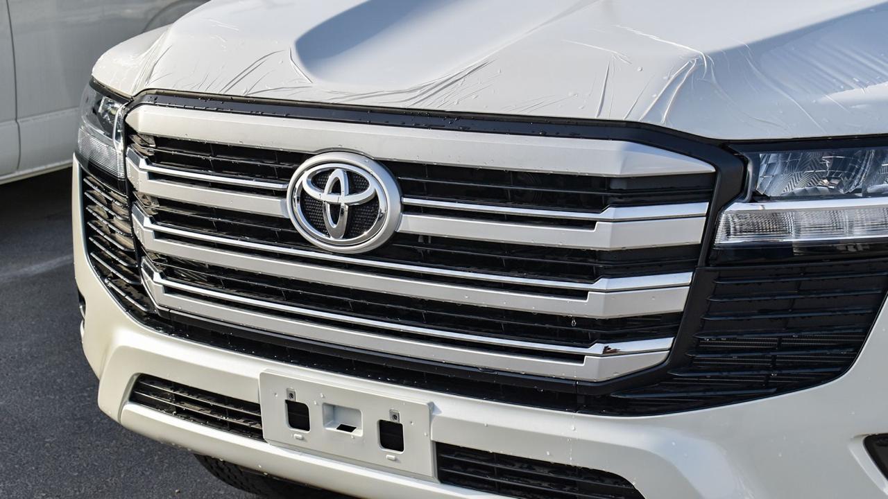 TOYOTA LAND CRUISER GXR G DSL WHITE