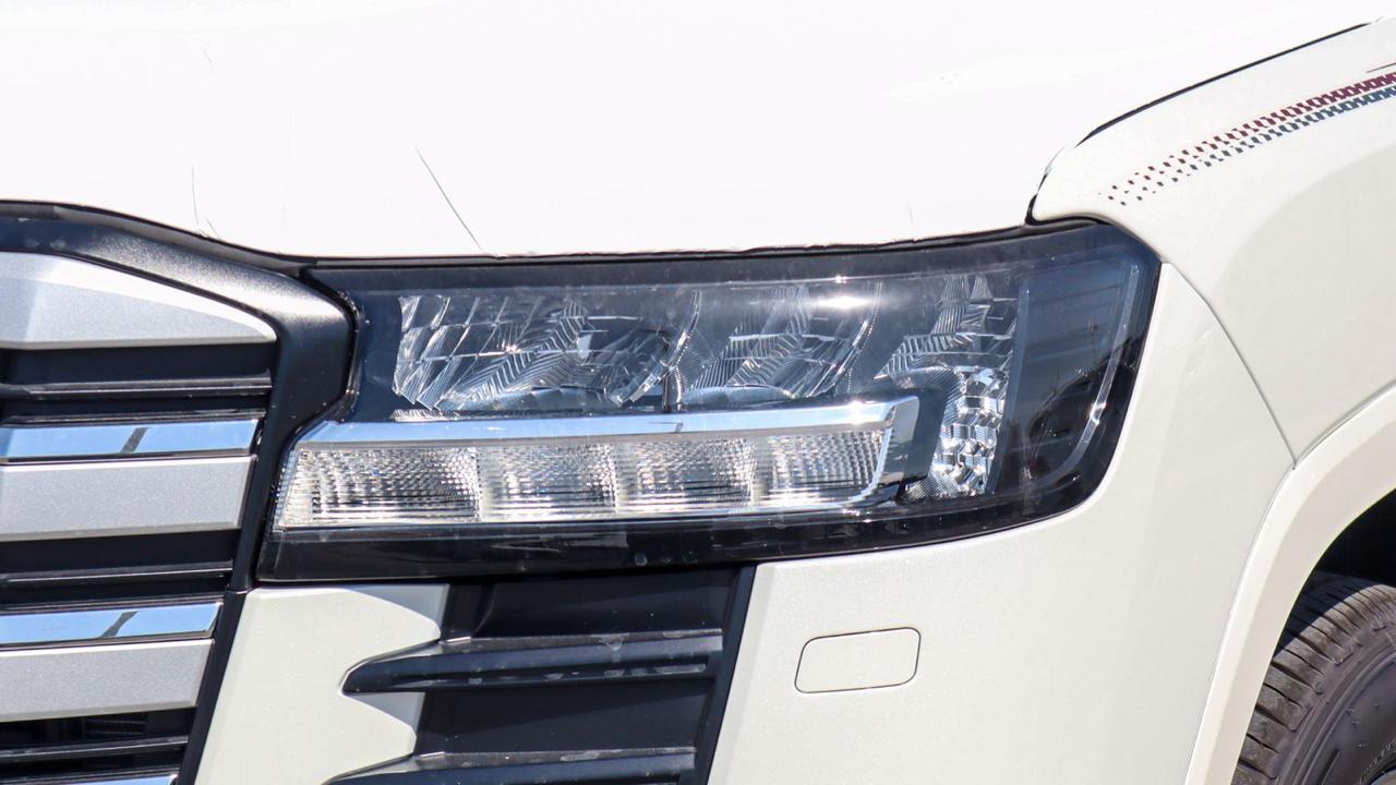 TOYOTA LAND CRUISER GXR V DSL WHITE